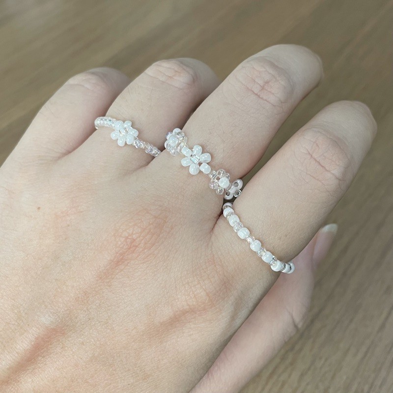 แหวนลูกปัด-เซ็ต-5-วง-ขาวใส-ดอกไม้-น่ารักมากๆ-เอ็นยืด-set-of-5-white-transparent-rainbow-flower-bead-elastic-rings