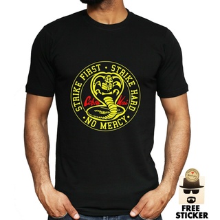 เสื้อยืด ผ้าฝ้าย พิมพ์ลาย Cobra Kai Karate สไตล์คลาสสิก เรโทร สีดํา สําหรับผู้ชาย NB321GRE15436