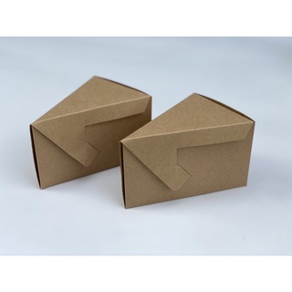 ภาพหน้าปกสินค้ากล่องเค้กสามเหลี่ยม กระดาษหนา 50 ชิ้น ล็อคได้เลย ไม่ต้องใช้ลวดเย็บ ที่เกี่ยวข้อง