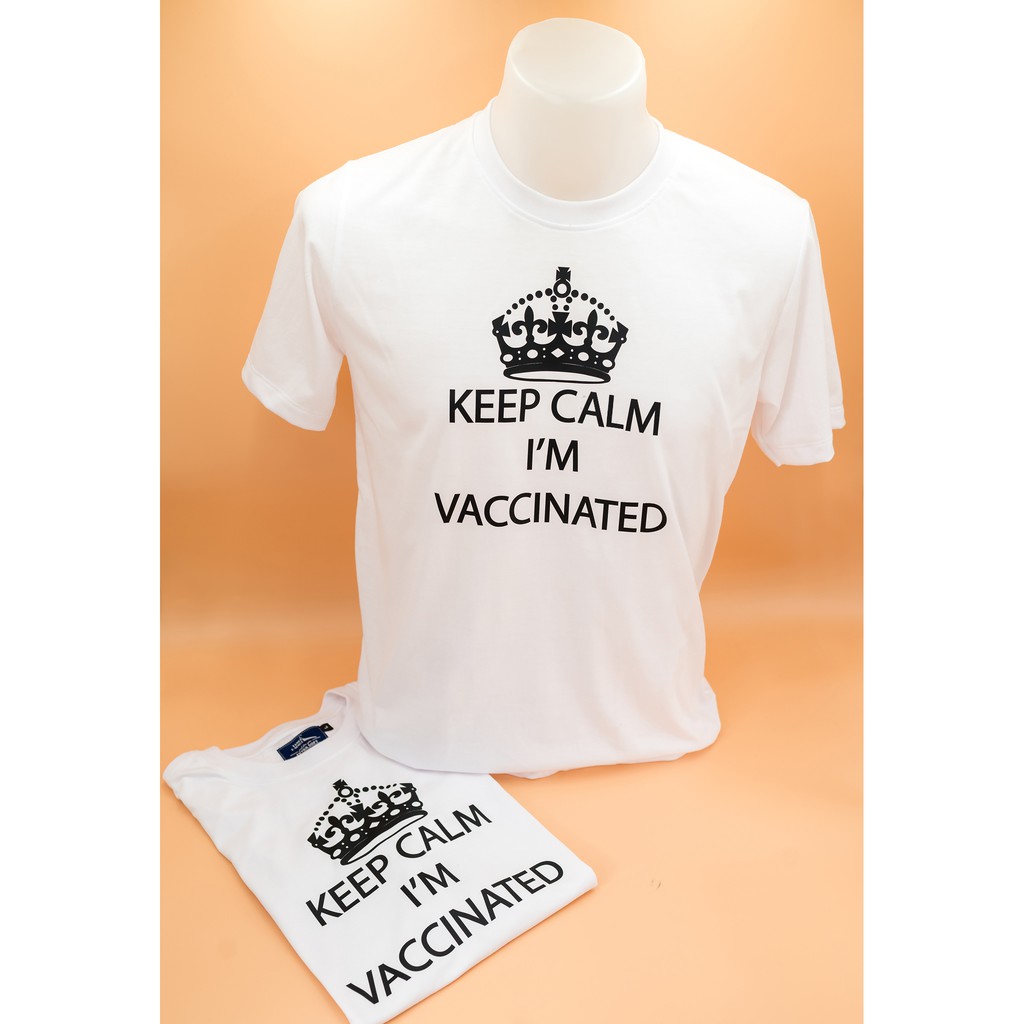 เสื้อยืด-keep-calm-im-vaccinated-สีดำ-สีขาว-ไม่หด-ไม่ยืด-ไม่ย้วย-ไม่ยับ