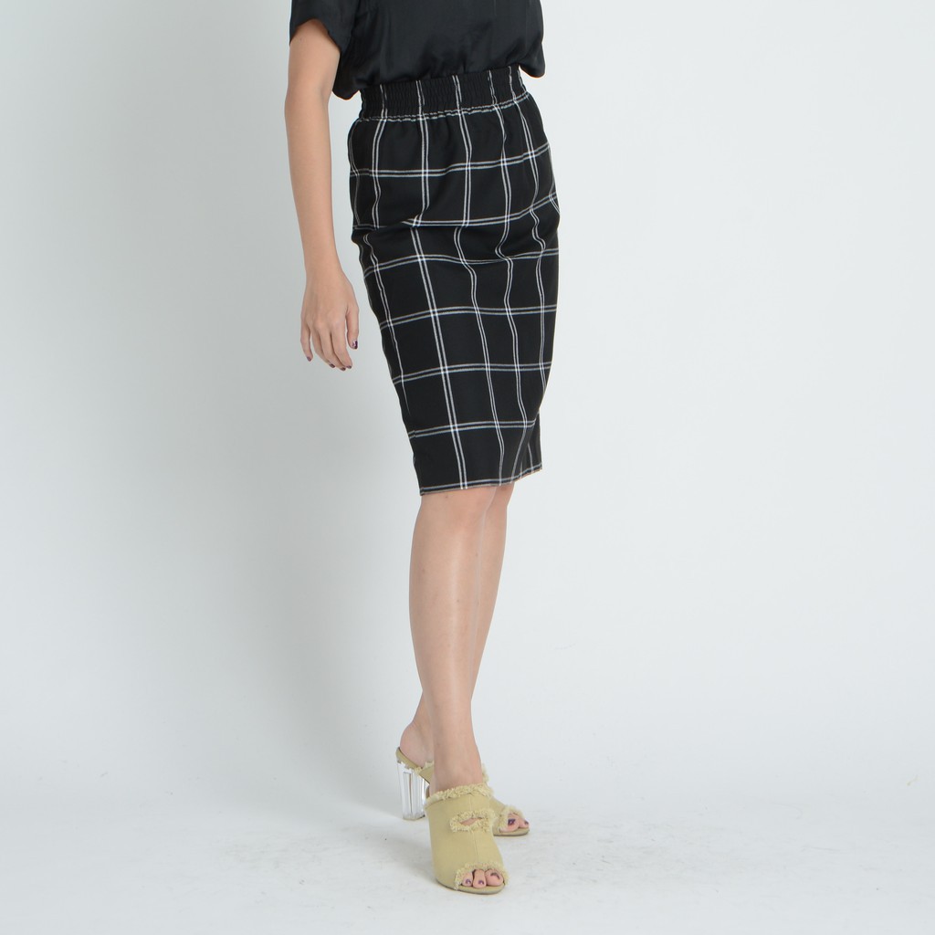 gsp-skirt-กระโปรงจีเอสพี-กระโปรงยาวคลุมเข่า-ลายตาราง-สีดำ-sl2bbl