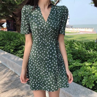 Sp0702 Green daisy dress มินิเดรสคอวีลายดอกเดซี่จิ๋ว ทรงป้ายหน้าผูกเอว ผ้าเย็นเนื้อยืดหยุ่นใส่สบาย