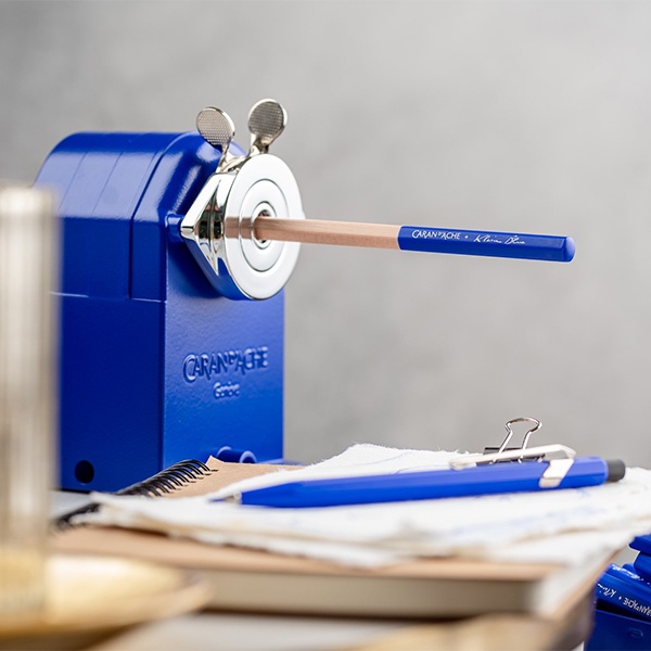 กบเหลาดินสอ-caran-dache-sharpening-machine-in-metal-klein-blue-edition-limited-edition