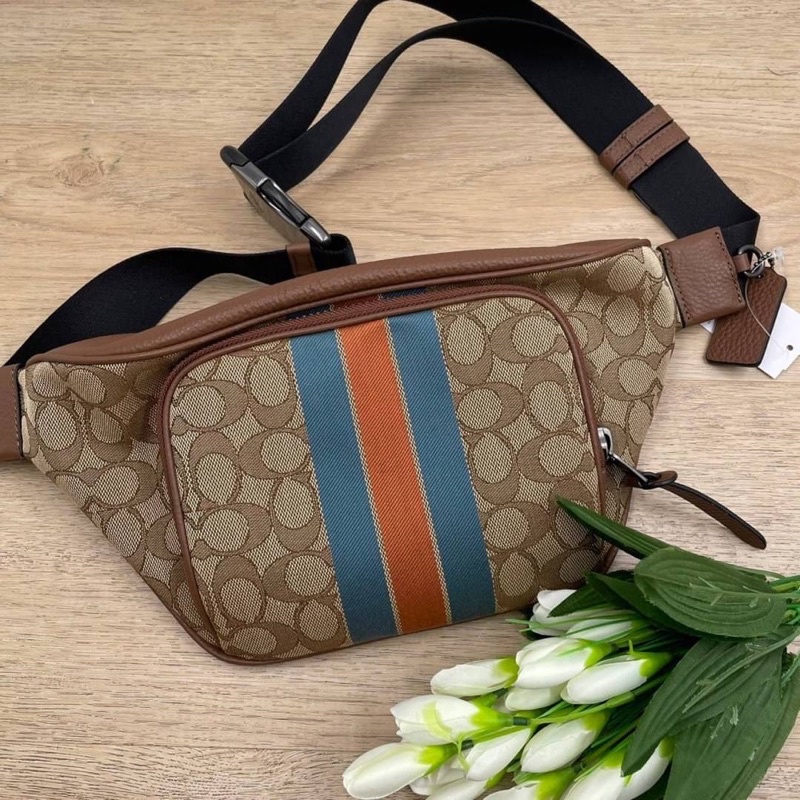 สด-ผ่อน-คาดอก-ลายซีคาดแถบส้มฟ้า-coach-c9364-thompson-belt-bag-in-signature-jacquard-with-varsity-stripe