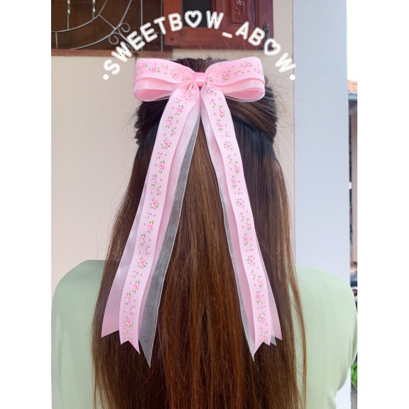 ภาพหน้าปกสินค้าโบว์ดอกไม้สามชั้น หางยาว  Ribbon bow จากร้าน nongaoey_ บน Shopee