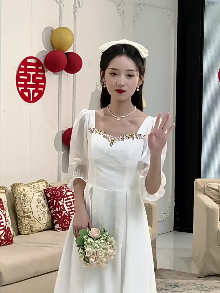 ชุดแต่งงานที่เรียบง่ายใหม่เจ้าสาวผ้าซาตินสนามหญ้าริมทะเลงานแต่งงานฮันนีมูนท่องเที่ยวนักเรียนสำเร็จการศึกษาแฟชั่นชุดราตรีสีขาวยาวปานกลาง