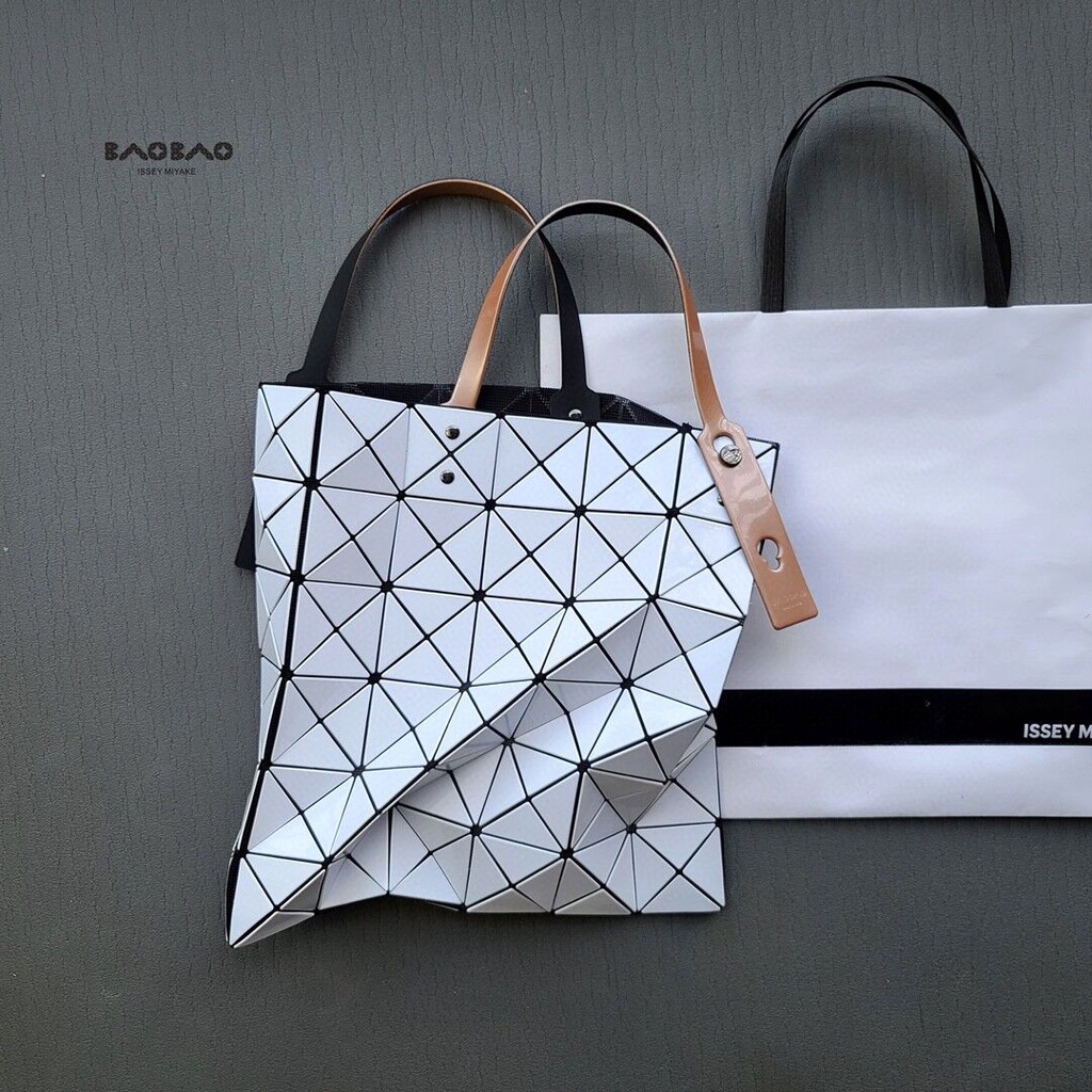 issey-miyake-baobao-6x6-กระเป๋าสะพายไหล่คอลเลกชันนีออน