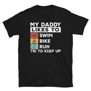 เสื้อผ้าผชเสื้อยืด พิมพ์ลาย My Daddy Likes to Swim Bike Run Tri to Keep Up สําหรับผู้ชายS-5XL