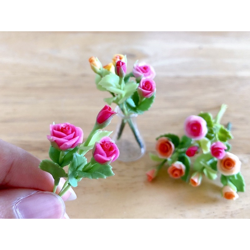 ภาพหน้าปกสินค้าดินปั้นดอกกุหลาบจิ๋ว 1ช่อ มี3ดอก จากร้าน pana_miniature บน Shopee