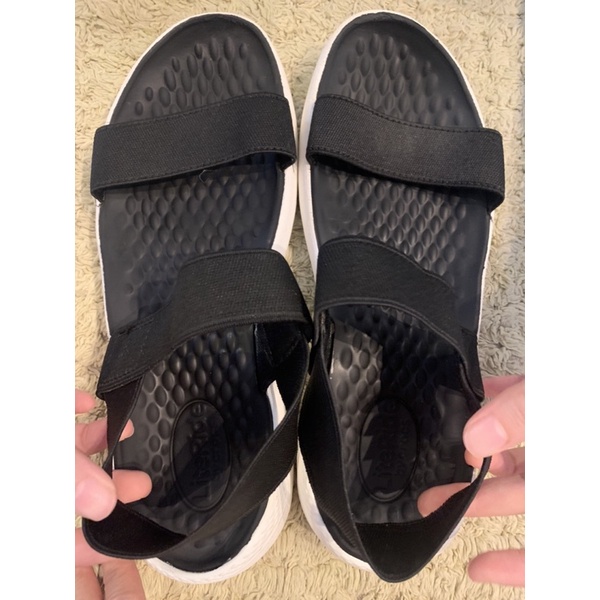 รองเท้ารัดส้นcrocs-มือ2