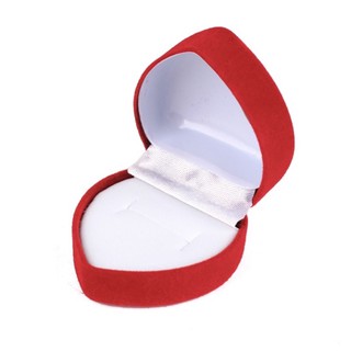 #กล่องกำมะหยี่สีแดงใส่แหวน