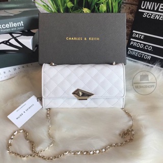 CHARLES &amp; KEITH QUILTED CHAIN WALLET (outlet) สีขาว