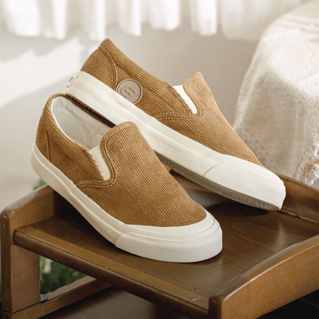ราคาและรีวิวBIKK - รองเท้าผ้าใบ รุ่น "Grow" Brown Size 36-45 Corduroy Slip-On Sneakers / รองเท้าผู้หญิง / รองเท้าผู้ชาย / รองเท้า