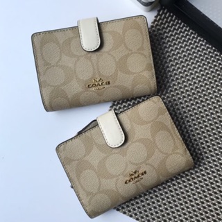 กระเป๋าสตางค์ Coach F23553 Medium Corner Zip Wallet In Signature Canvas ลายซี สีขาว