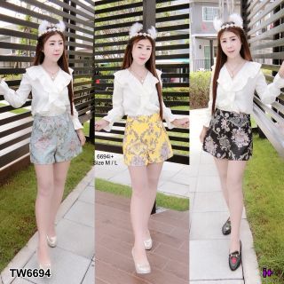 Set 2 ชิ้น เสื้อแขนยาวสีขาวแต่งระบายคอถึงอก เนื้อผ้าไมโคร + กางเกงพิมพ์ลายสวย มีซิปหลัง