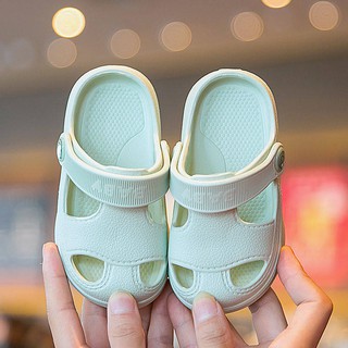 รองเท้าสุขภาพ/crocs แท้/crocs เด็ก/ รองเท้าแตะเด็กฤดูร้อนชาย 1-2 ปี 3 ในร่มพื้นรองเท้ากันลื่นนุ่มสำหรับเด็กทารกและเด็กผู