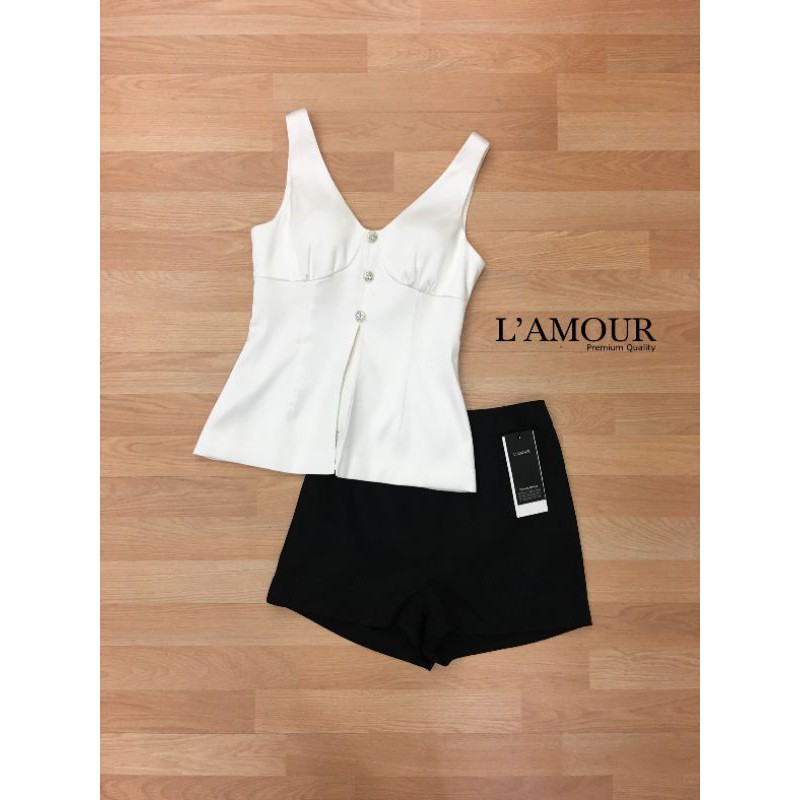 l-amour-เสื้อผ้าเงาสีขาว-กับกางเกงเอวสูงขาสั้นสีดำ