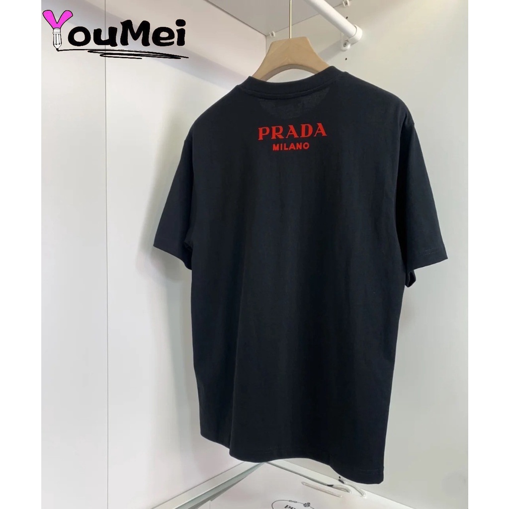 เสื้อยืดแขนสั้น-พิมพ์ลายโลโก้-prada-horn-ทรงสามเหลี่ยม-สีดํา-สําหรับผู้ชาย-และผู้หญิง