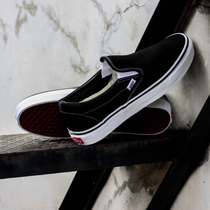 ราคาพิเศษ-vans-รองเท้าสลิปออนคลาสสิกสีดําสีขาว