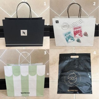 ถุงกระดาษ แบรนด์ NESPRESSO ของแท้แน่นอน รุ่นสีดำ สีเขียว และรุ่นสีขาว จาก shop เลย ลายของแบรนด์น่ารักมาก เรียบหรู