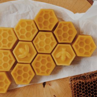 ภาพขนาดย่อของภาพหน้าปกสินค้าไขผึ้ง​ป่าแท้​100​% 100 g. (7 ก้อน)​ Beeswax​ จากร้าน langkhao2020 บน Shopee