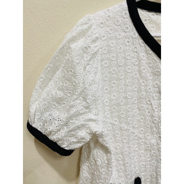 เสื้อสีขาว-ลายฉลุ-มีแถบดำ-กระดุมมุก