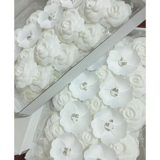 ภาพหน้าปกสินค้าดอกคามิเลีย ชาแนล สีขาว off-white Chanel Camellia ของใหม่ ของแท้ ที่เกี่ยวข้อง