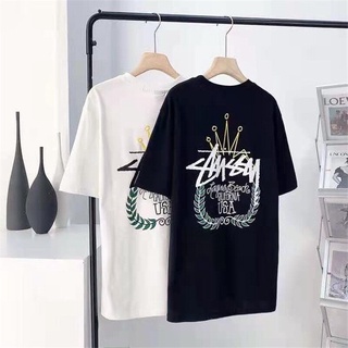 สไตล์ใหม่ Stussy เสื้อยืดแขนสั้นคู่รักเสื้อแฟชั่นแนวสตรีทพิมพ์ลายมงกุฎแบรนด์แฟชั่นอเมริกันทรงหลวมแขนสั้นคู่รัก คอกลม