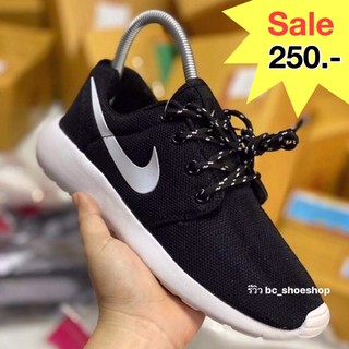 ภาพขนาดย่อของภาพหน้าปกสินค้ามีเก็บปลายทาง nike roshe run รองเท้าไนกี้ nikeshoes รองเท้าผ้าใบไนกี้ รองเท้าวิ่ง รองเท้าวิ่งราคาถูก รองเท้าวิ่งไนกี้ จากร้าน boonchuboochoon บน Shopee