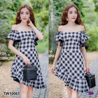 &lt;TW10067&gt;Dress เดรสปาดไหล่หน้าสั้นหลังยาวมาในเนื้อผ้าทอลายสก็อตขาวดำแต่งระบายช่วงคอและชายกระโปรง