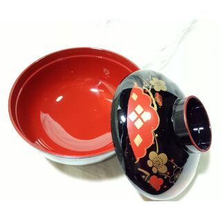 ถ้วยซุปสไตล์ญี่ปุ่นด้านในสีแดง ฝาปิดมีลวดลายสวยงาม