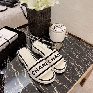 ภาพหน้าปกสินค้ารองเท้าแฟชั่นผู้หญิงรองเท้าแตะcChanel Flip Flop รองเท้าแตะส้นหนาสีขาวปักลายผู้หญิงใหม่หน้าแรกภายนอกสวมรองเท้าแตะลำลอง ที่เกี่ยวข้อง