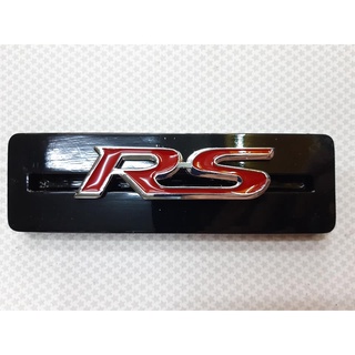 เพลส โลโก้กระจังหน้า RS (อักษรแดงขอบโครเมี่ยม) ยึดน็อต (กว้าง2.5cmXยาว13.5cm)