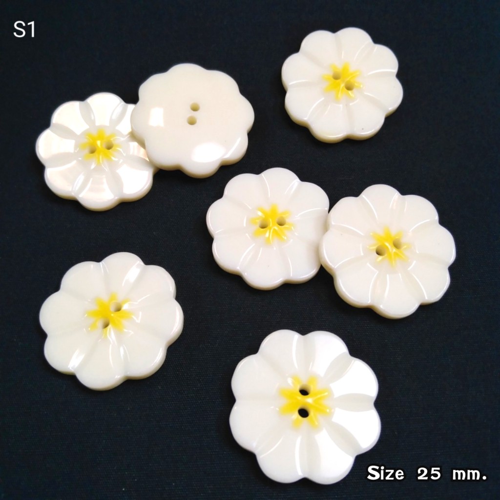 ภาพหน้าปกสินค้าโล๊ะสต็อก กระดุมดอกไม้สีขาวเหลือง ขนาด 25 มิล (50 เม็ด) สายหวานไม่ควรพลาดน้า (S1)