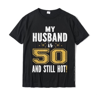 เสื้อยืดลําลอง ผ้าฝ้าย แขนสั้น พิมพ์ลาย My Husband Is 50 And Still Hot 50th Birthday Gift For Him สําหรับผู้ชายS-5XL