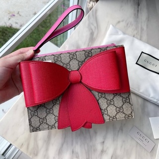 (ผ่อน0%) กระเป๋า คลัตช์ New Gucci Supreme bow wristlet โบว์ใหญ่ สีแดง