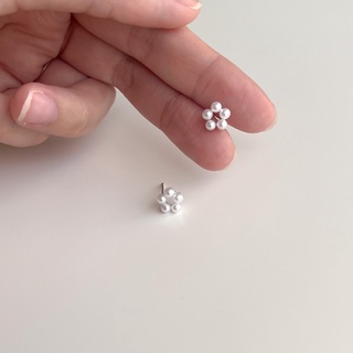 (โค้ด X8SFXJ ลด 20%) A.piece  ต่างหูเงินแท้ [all silver 925] flower pearl stud earrings(165)
