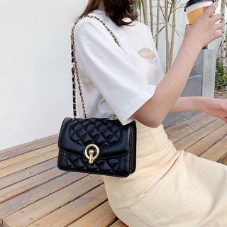 ภาพหน้าปกสินค้า🌟กระเป๋าทรงสี่เหลี่ยมเล็กย้อนยุคกระเป๋าแฟชั่น Lingge Chainกระเป๋าสะพายข้างสีดำกระเป๋าสตรีเวอร์ชั่นเกาหลีเรียบง่าย ที่เกี่ยวข้อง