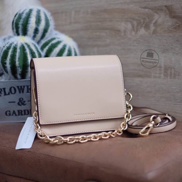 charles-amp-keith-สีครีมเบจ