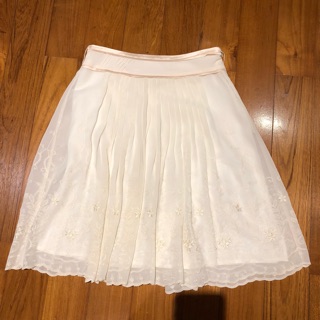 Roem Korea Skirt New ซักเก็บ งานปักสวยงามค่ะ สีครีมออฟไวท์ เอว 26.5-27
