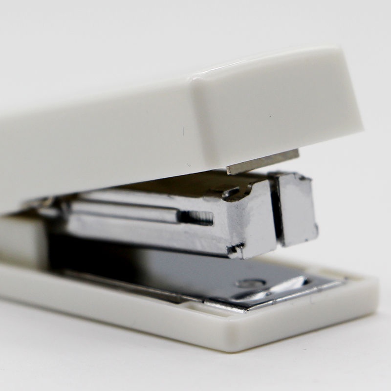 hot-sale-เย็บกระดาษ-staplers-staplesญี่ปุ่น-mujimuji-แบบพกพาสีขาวเย็บกระดาษที่เย็บกระดาษ-มินิเข็มเย็บกระดาษที่เย็บกระ