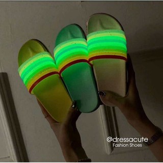 ภาพหน้าปกสินค้า2028 รองเท้าแตะเรืองแสง แต่งกากเพรช รองเท้าสีสัน ที่เกี่ยวข้อง