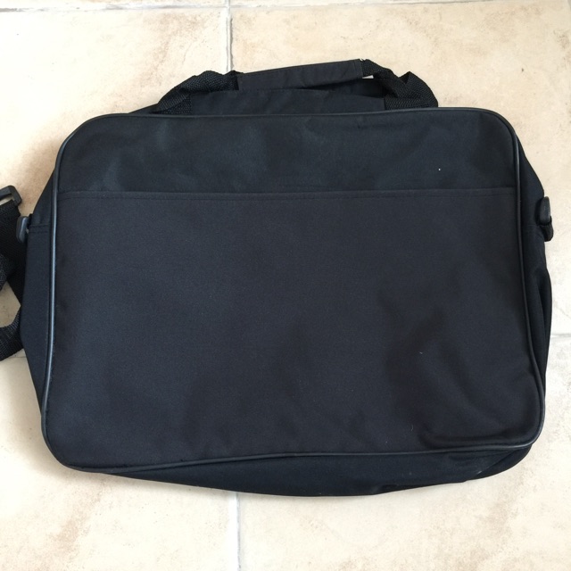 กระเป๋าถือ-กระเป๋าสะพาย-ใส่เอกสาร-ใส่-notebook-กระเป๋า-fcst-สีดำ-สภาพสวย-ของใหม่-มือ-1-มีช่องซิปสวย-ผู้ชายก็ใช้ได้