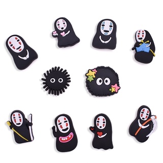 ภาพหน้าปกสินค้าเข็มกลัด ลายการ์ตูนอนิเมะญี่ปุ่น Spirited Away No Face Man Little Briquette crocks jibitz Charm Pins สําหรับตกแต่งรองเท้า ที่เกี่ยวข้อง