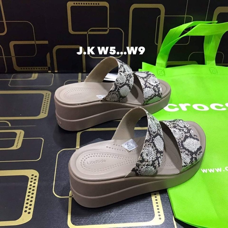 รองเท้าcrocsแท้-ราคาถูกสินค้าขายดีมาก-มีทุกสีให้เลือกนะคะ-จ่ายเงินปลายทาง