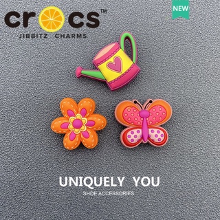 ภาพหน้าปกสินค้าCrocs jibbitz charms จี้รูปผีเสื้อ ดอกไม้ สําหรับตกแต่งสวน DIY ที่เกี่ยวข้อง