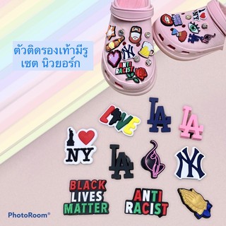 ภาพหน้าปกสินค้าJBV👠🌈Shoe Charm Set NY ตัวติดรองเท้ามีรูเซต นิวยอร์ก ใส่ได้กับรองเท้ารุ่นรูใหญ่ปกติ-หัวโต หรือรุ่นรูเล็กcrocs LiteRide ซึ่งคุณอาจชอบราคาและรีวิวของสินค้านี้