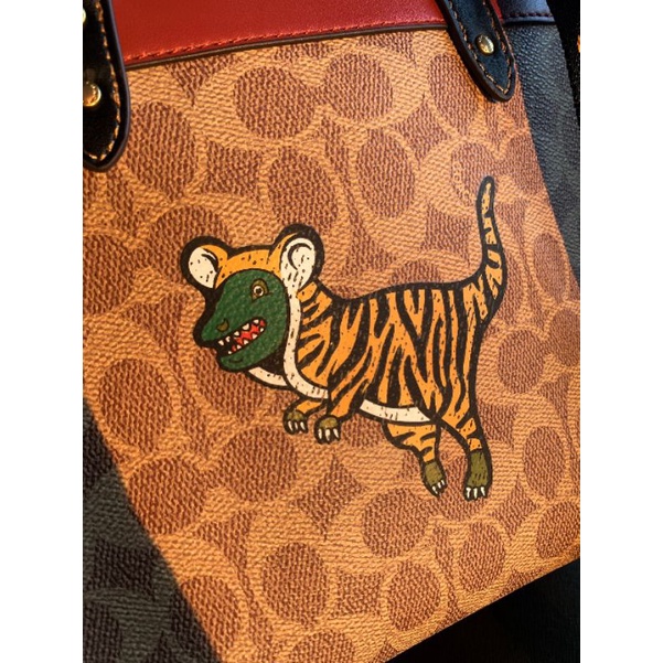 coach-lunar-new-year-field-tote-22-in-signature-canvas-with-tiger-rexy