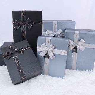 ภาพหน้าปกสินค้าHappyLife Gift Box กล่องของขวัญ กล่องของชำร่วย กล่องกระดาษอย่างแข็ง กล่องดอกไม้ กล่องตุ๊กตา รุ่น C61307-130T ซึ่งคุณอาจชอบสินค้านี้