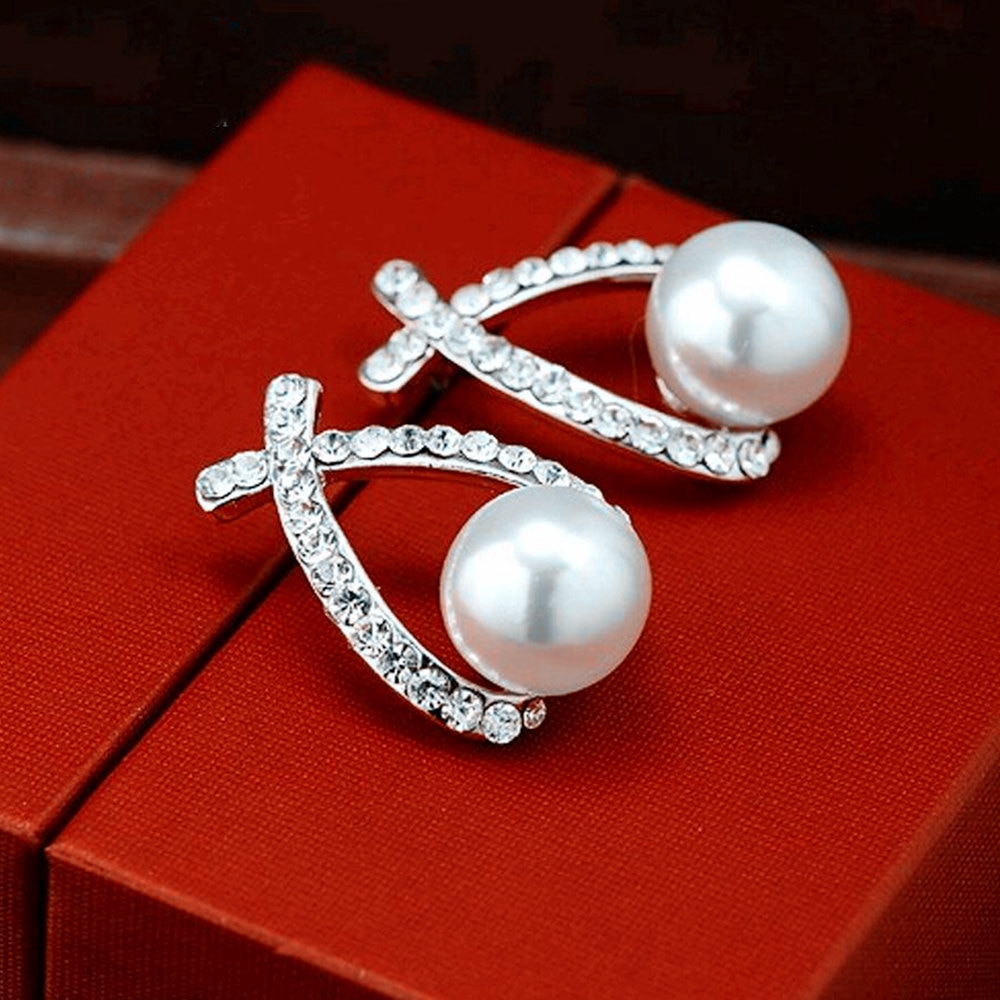 ภาพหน้าปกสินค้าKorea New Fashion Gold Silver Color Cross Crystal Stud Earrings for Women Elegant Cute Pearl Earrings Brincos Jewelry Wholesale จากร้าน ifkmi.th บน Shopee
